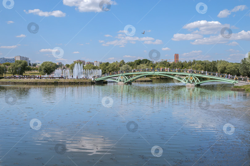 Скачать Восточный мост в парке Царицыно. Солнечный летний день. Гуляющие люди. фотосток Ozero