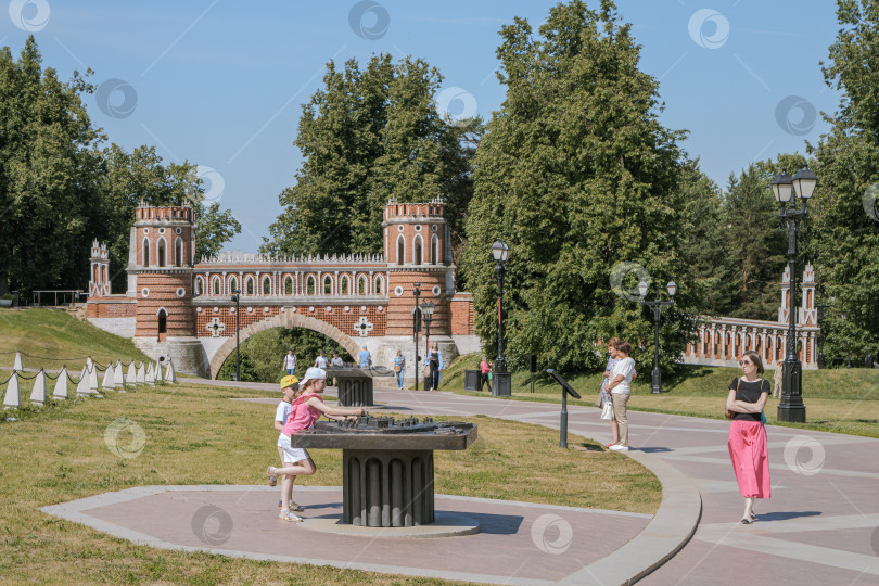 Скачать На главной площади перед Большим Дворцом в парке Царицыно. Дети рассматривают макет парка. фотосток Ozero