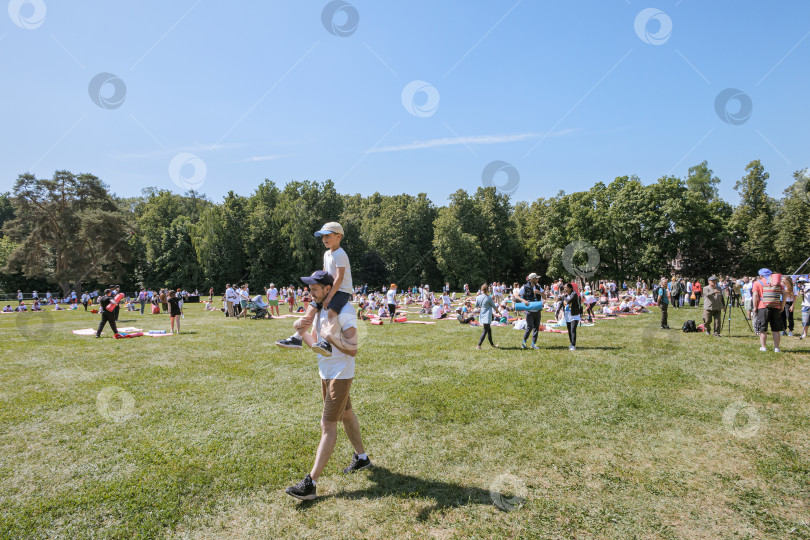Скачать Папа с сыном на плечах во время праздника йоги в парке Царицыно. фотосток Ozero