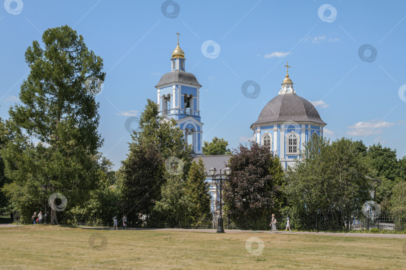 Скачать Церковь Живоносный источник перед главным дворцом в парке Царицыно. фотосток Ozero