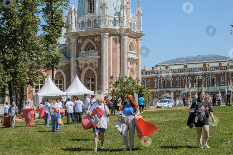 Скачать Люди собираются на праздник йоги в парке Царицыно фотосток Ozero