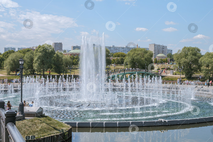 Скачать Фонтан и мост в парке Царицыно. Летний солнечный день. фотосток Ozero