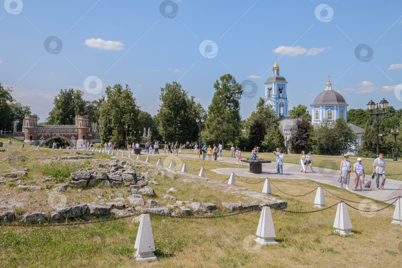 Скачать Останки от старого дворца в парке Царицыно. Сзади виден Фигурный мост. Гуляющие люди. фотосток Ozero