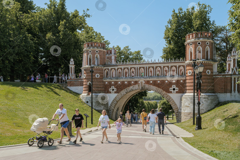 Скачать Фигурный мост в парке Царицыно. Гуляющие люди. Солнечный летний день. фотосток Ozero