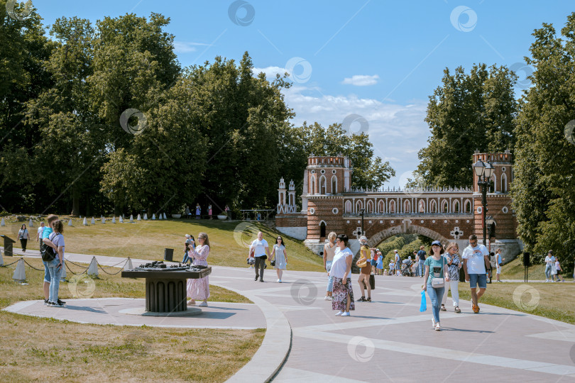Скачать На главной площади перед дворцом в парке Царицыно гуляют люди. Сзади виден Фигурный мост. фотосток Ozero