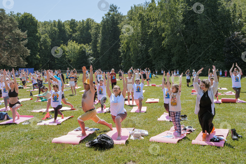 Скачать Обучение йоге на празднике в парке Царицыно фотосток Ozero