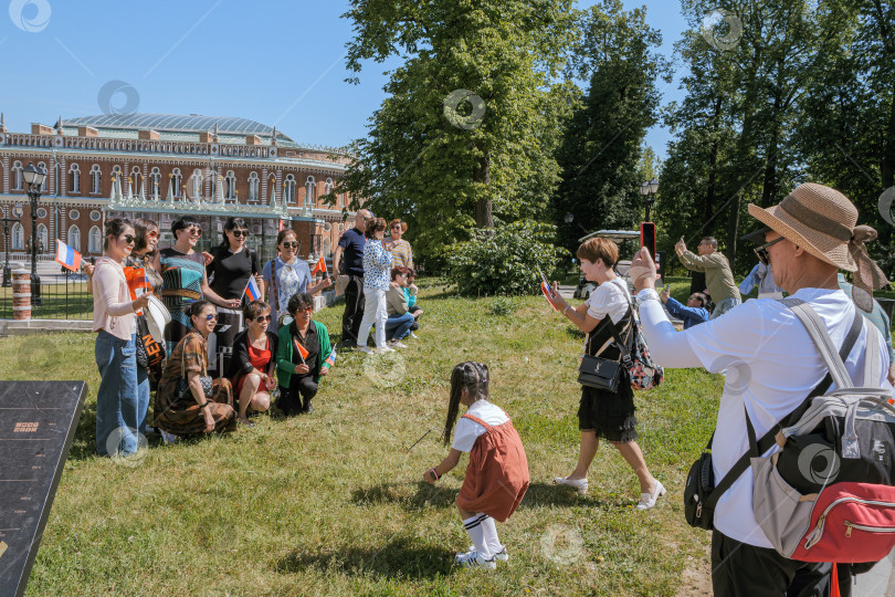 Скачать Китайцы фотографируются на празднике йоги в Царицыно. фотосток Ozero