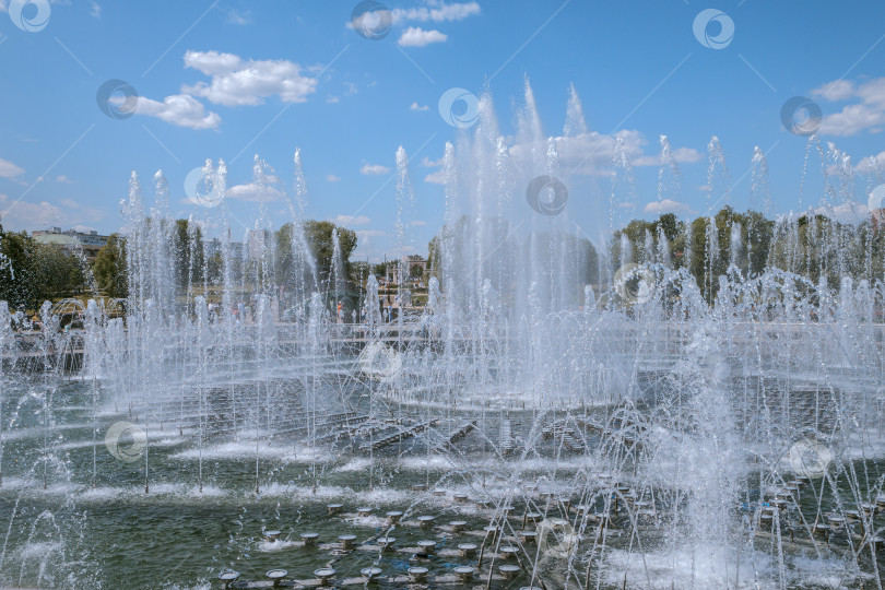 Скачать Бьющий фонтан в парке Царицыно. Солнечный летний день. фотосток Ozero