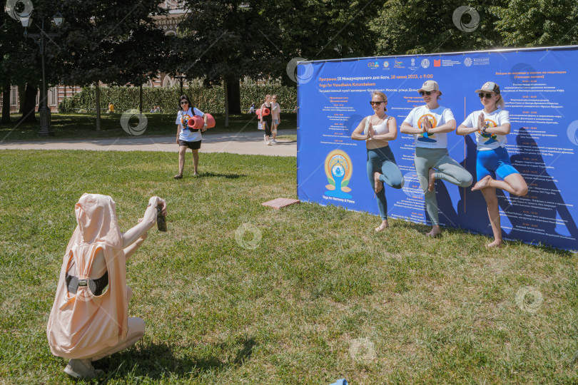 Скачать Три девушки фотографируются во время праздника йоги в Царицыно фотосток Ozero