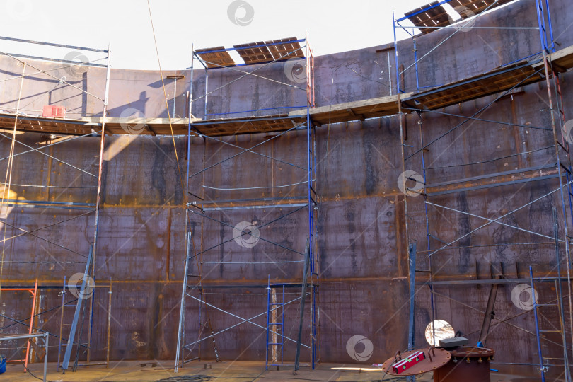 Скачать Секционные строительные леса, установленные внутри резервуара фотосток Ozero