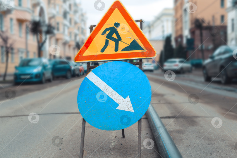 Скачать Дорожные знаки, предупреждающие о ремонтных работах и объезде, снаружи фотосток Ozero