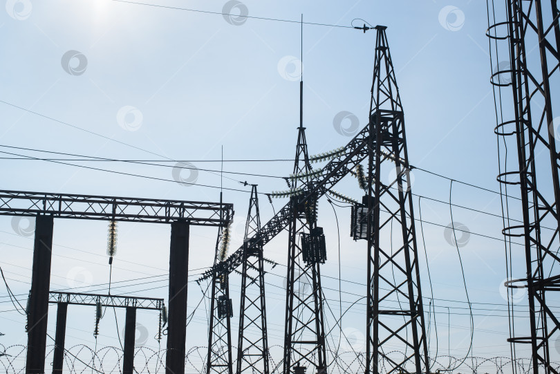 Скачать Силуэт городской электростанции снаружи, на фоне голубого светлого неба. Крупный план фотосток Ozero
