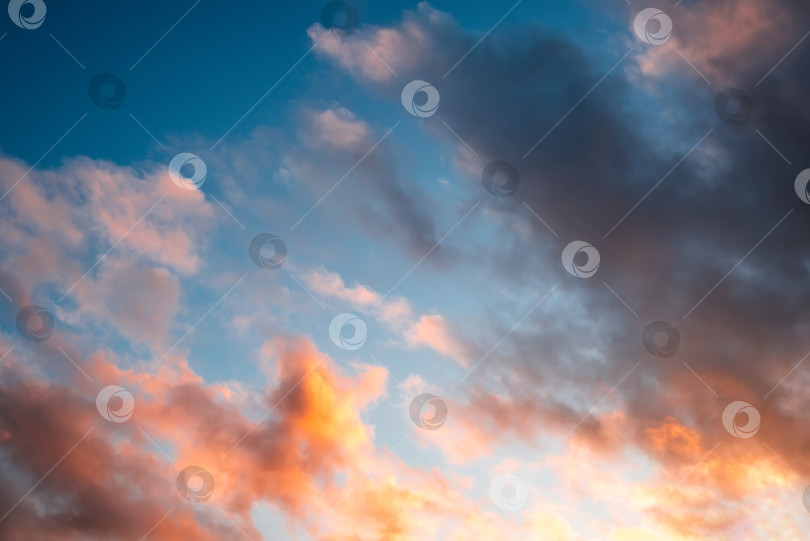 Скачать Пейзаж закатного неба. Красно-желтые облака и голубое небо. фотосток Ozero
