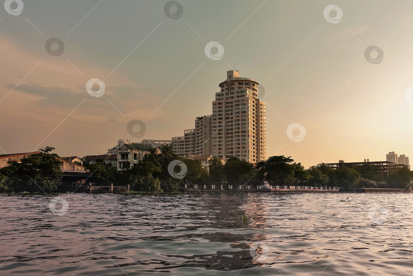 Скачать На берегах реки Чао Прайя расположены городские здания Бангкока. Таиланд фотосток Ozero