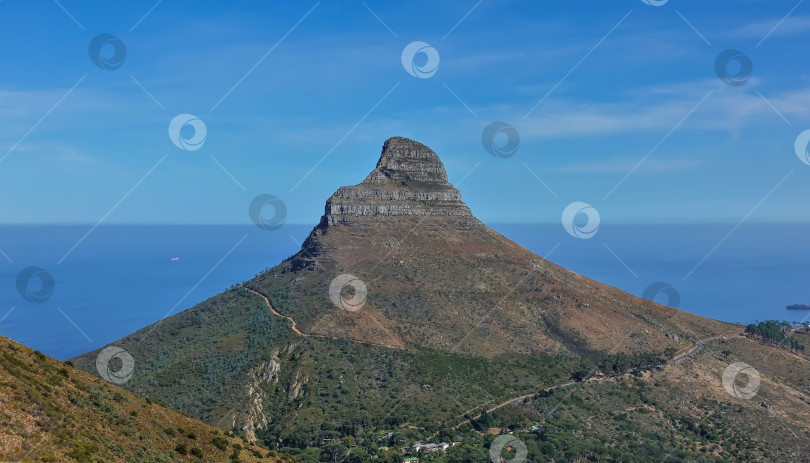 Скачать Скала "Львиная голова" на фоне голубого неба и Атлантического океана. Кейптаун. Южная Африка фотосток Ozero