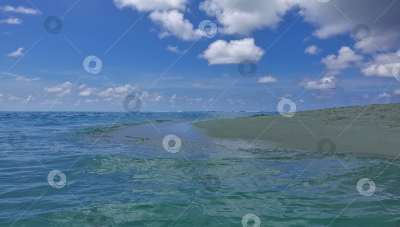 Скачать Песчаный мыс омывается волнами прозрачного аквамаринового океана. фотосток Ozero