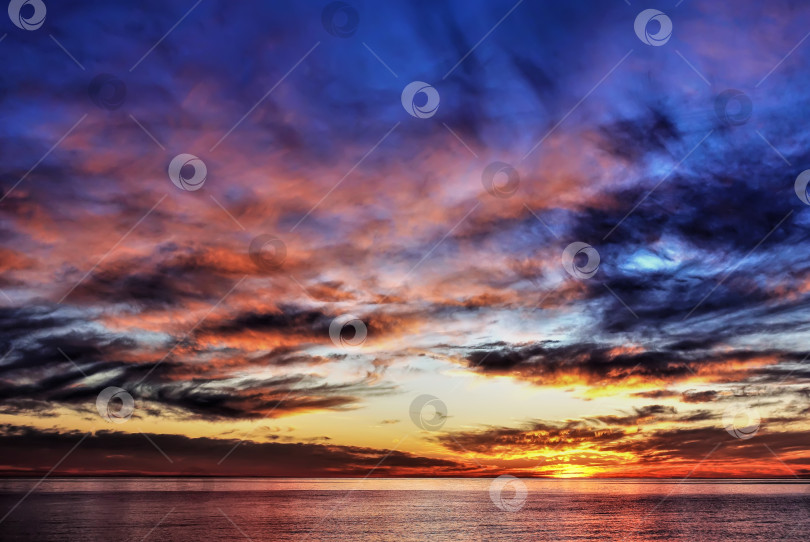 Скачать Фантастический, яркий закат над морем.  Черное море фотосток Ozero