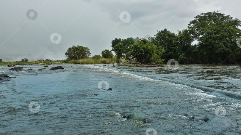 Скачать Река Замбези течет к краю пропасти. Водопад Виктория. Замбия фотосток Ozero