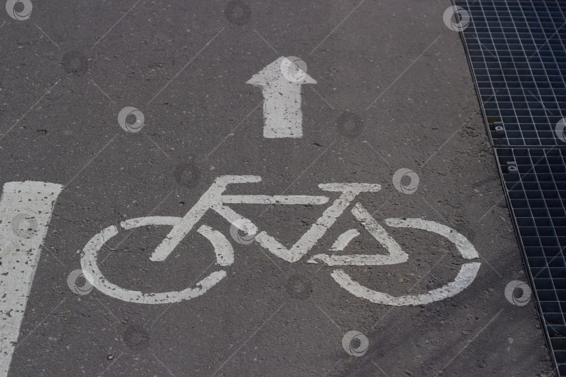 Скачать знак на тротуаре велосипед со стрелкой, нанесенной белой краской фотосток Ozero