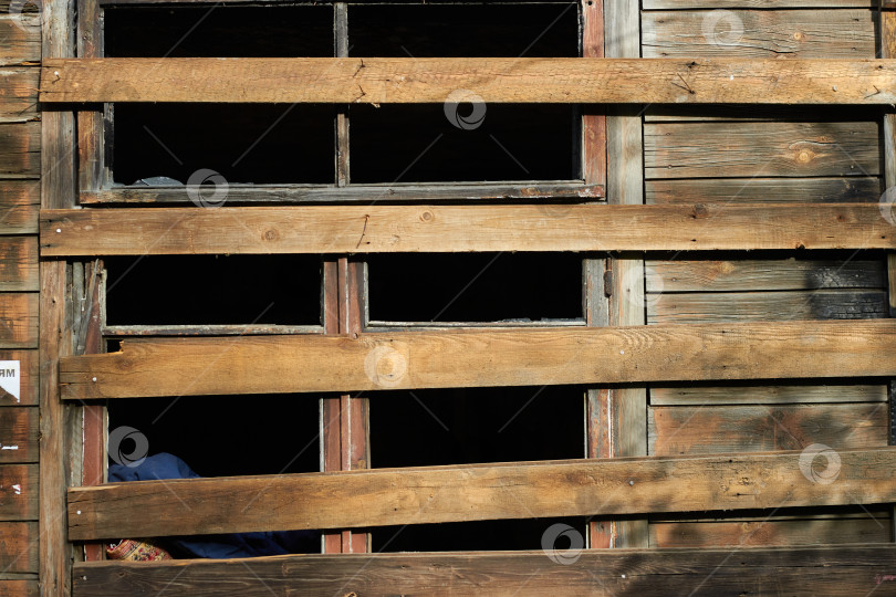 Скачать старый деревянный дом, разбитое окно, заколоченные окна. фотосток Ozero