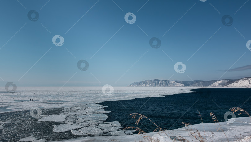 Скачать Ангара вытекает из покрытого льдом озера Байкал.  Горы вдалеке. фотосток Ozero