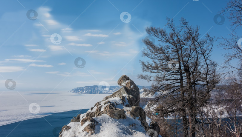 Скачать Живописный камень причудливой формы покрыт пятнами снега. фотосток Ozero