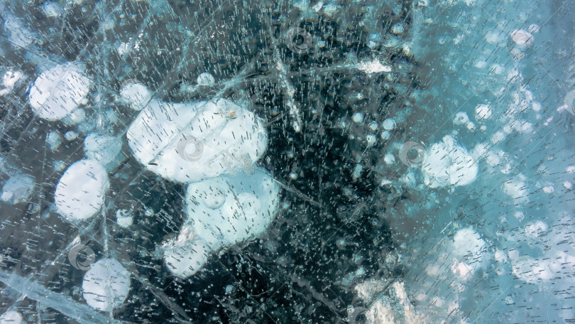 Скачать Прозрачный бирюзовый лед озера Байкал. Вид сверху фотосток Ozero