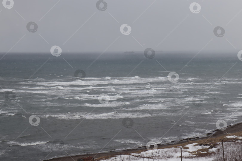 Скачать Волны у берега Японского моря фотосток Ozero