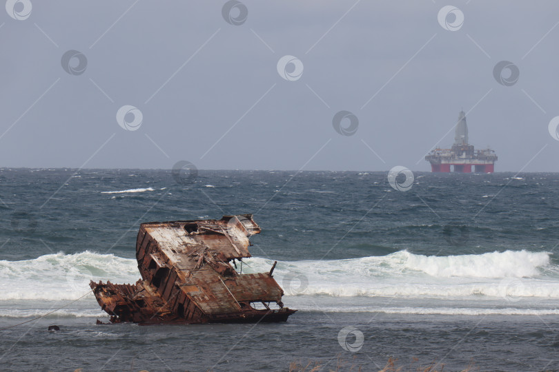 Скачать Разбитое судно на берегу Японского моря фотосток Ozero