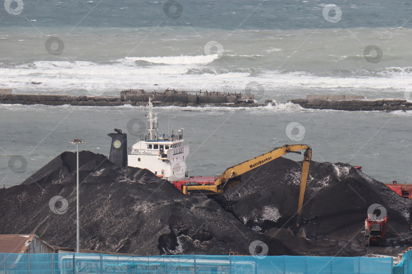 Скачать Перегрузка угля на судно в порту на Сахалине фотосток Ozero