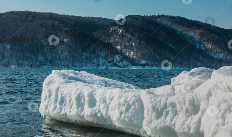 Скачать Обледенелый снежный выступ вдается в реку.  Ангара. Россия фотосток Ozero