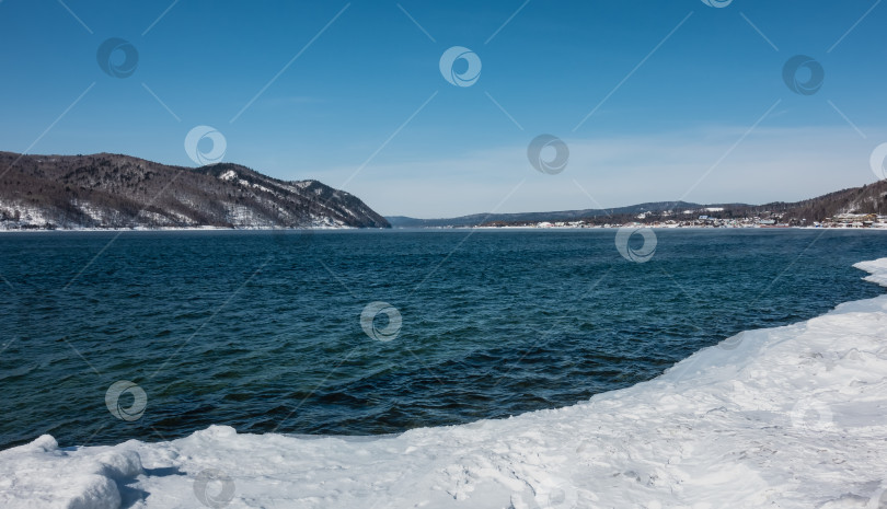 Скачать На берегу незамерзающей реки Ангары лежит снег. Россия фотосток Ozero