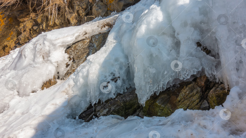 Скачать Ледяные брызги и снег на камнях. фотосток Ozero