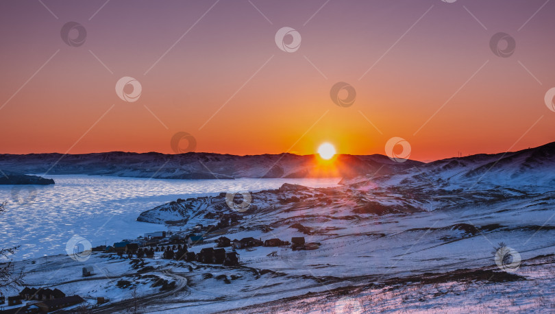 Скачать Зимний восход солнца. Небо оранжевых оттенков. Озеро Байкал. Россия фотосток Ozero