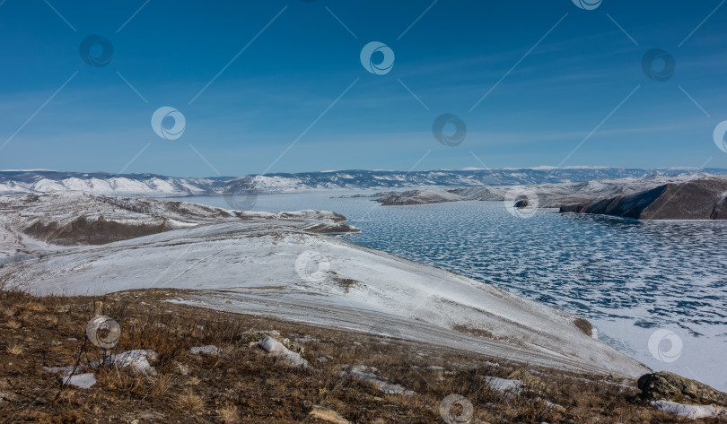 Скачать Панорама замерзшего озера. Ледяная поверхность покрыта снегом, похожим на кружево.= фотосток Ozero