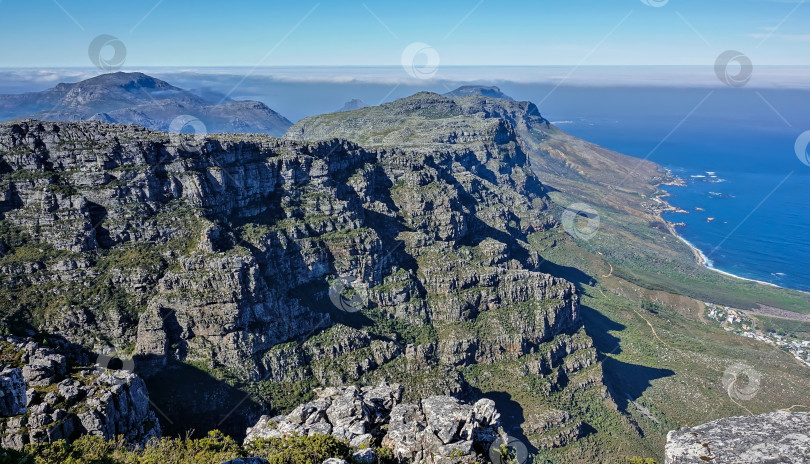Скачать Горный пейзаж на вершине Столовой горы в Кейптауне. фотосток Ozero