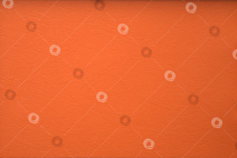 Скачать Натуральная шкура животного с естественными складками после обработки окрашивается в ярко-оранжевый цвет. фотосток Ozero