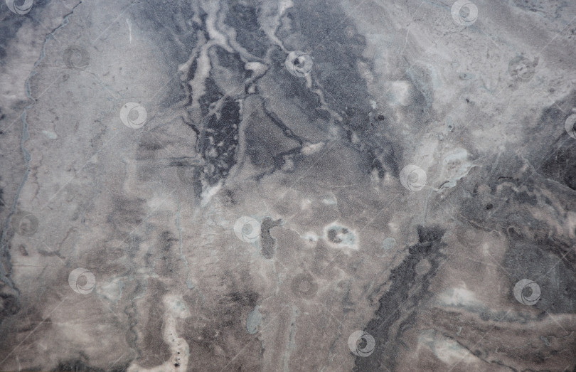 Скачать Черный мрамор с белыми прожилками и вкраплениями полированной поверхности натурального камня крупным планом. фотосток Ozero