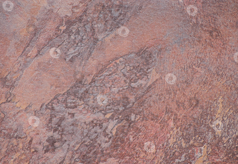 Скачать Грубо обработанная поверхность натурального камня со следами шлифовки и коричневой эрозии. фотосток Ozero