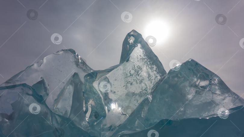 Скачать Большие прозрачные бирюзовые льдины на фоне неба. фотосток Ozero