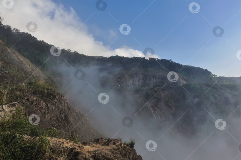 Скачать Скалистые склоны гор скрываются в тумане. фотосток Ozero