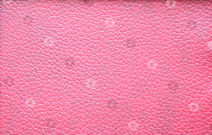 Скачать Натуральная кожа качественно обработана и окрашена в ярко-розовый цвет. фотосток Ozero