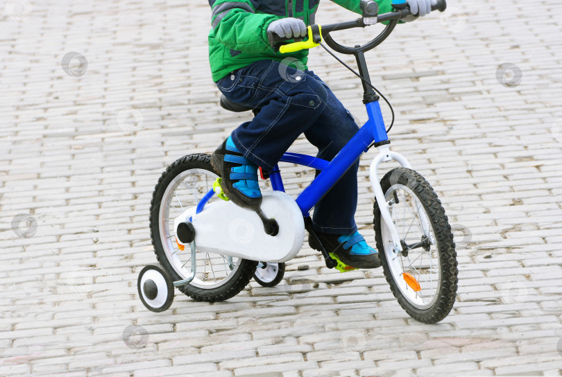 Скачать Ребенок на велосипеде. фотосток Ozero
