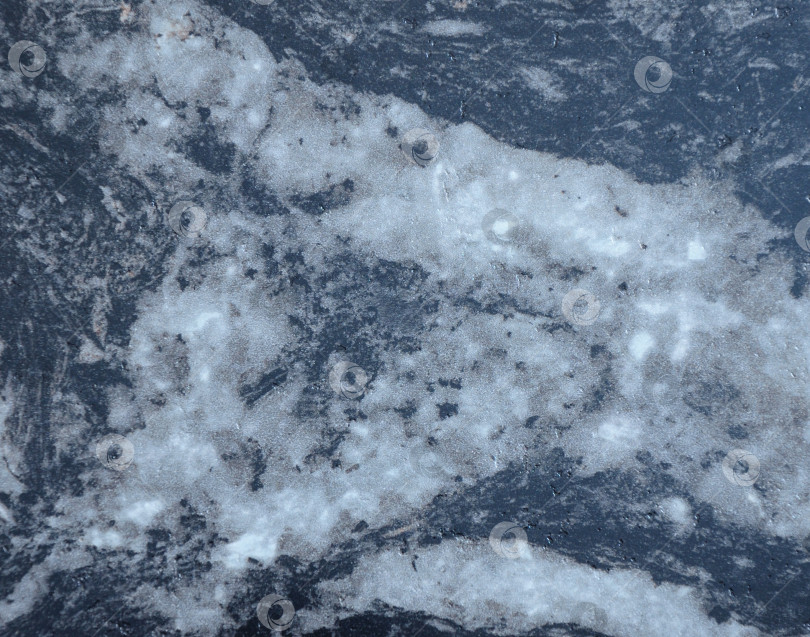 Скачать Натуральный черный мрамор с оттенком белого, полированная каменная поверхность крупным планом. фотосток Ozero