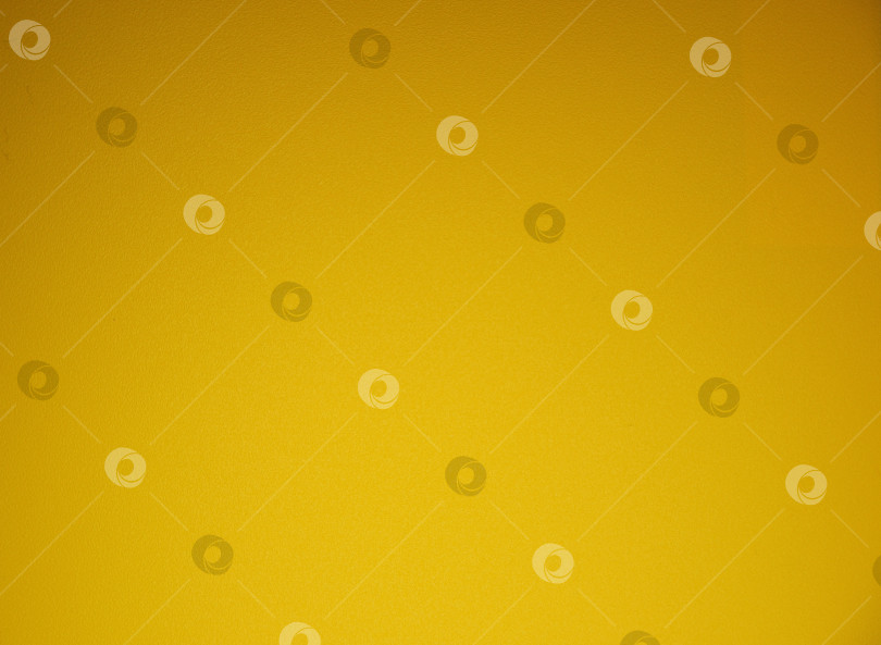 Скачать Ярко-желтый монохромный фон с виньетированием, шероховатая поверхность крупным планом. фотосток Ozero