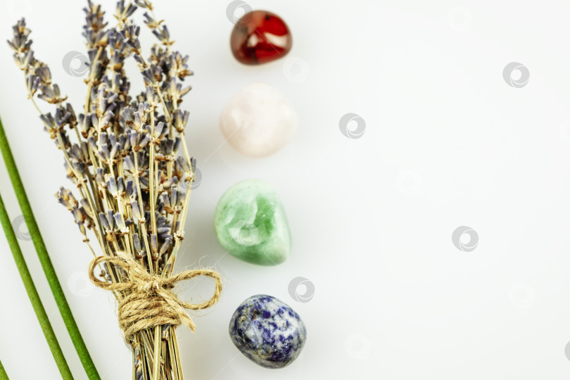 Скачать цветы лаванды, ароматические палочки и камни чакры с копировальным пространством фотосток Ozero