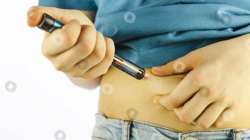 Скачать Мальчику с сахарным диабетом делают инъекцию инсулина в живот фотосток Ozero