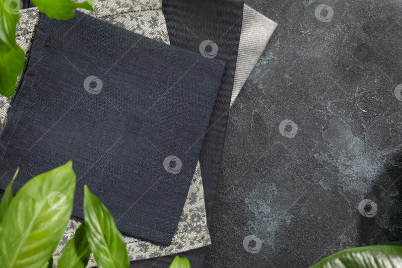 Скачать Черные салфетки на черном фоне с зелеными листьями и пространством для копирования фотосток Ozero