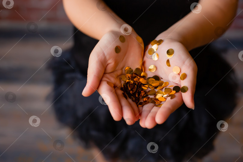 Скачать золотое конфетти в ладонях фотосток Ozero