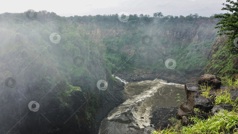 Скачать На дне ущелья водопада Виктория бурлит и пенится река Замбези. фотосток Ozero